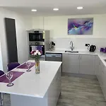 Ulverstons Little Gem - Sleeps 2 - Free Parking *