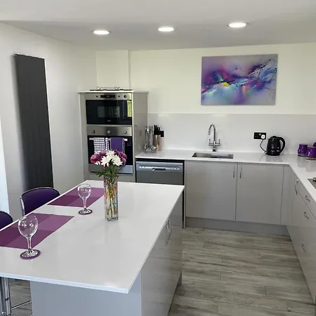 Ulverstons Little Gem - Sleeps 2 - Free Parking *